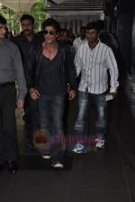 Shahrukh Khan & family return from london in Mumbai Airport  on 14th July 2011 (18).JPG